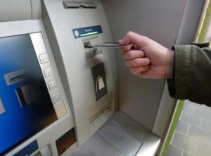 Украинцев предупредили про новый способ краж денег в банкоматах ukraincev-predupredili-pro-novyj-sposob-krazh-deneg-v-bankomatax