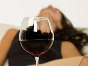 Почему спиртное в качестве снотворного может привести к алкоголизму
