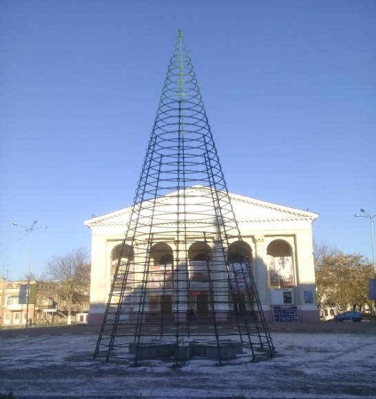 В городе Херсоне начали устанавливать новогоднюю ёлку 2017 года, напротив Херсонского областного академического музыкально-драматический театра им. Н. Кулиша.