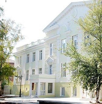 Поликлиника № 1 для взрослых на Ушакова возле улицы Суворова Суворовского района в Херсоне