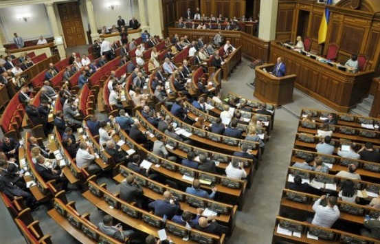 Верховная Рада ввела на 30 суток военное положение в приграничных регионах Украины