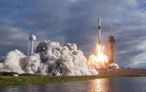 SpaceX запустила на орбиту арабский спутник