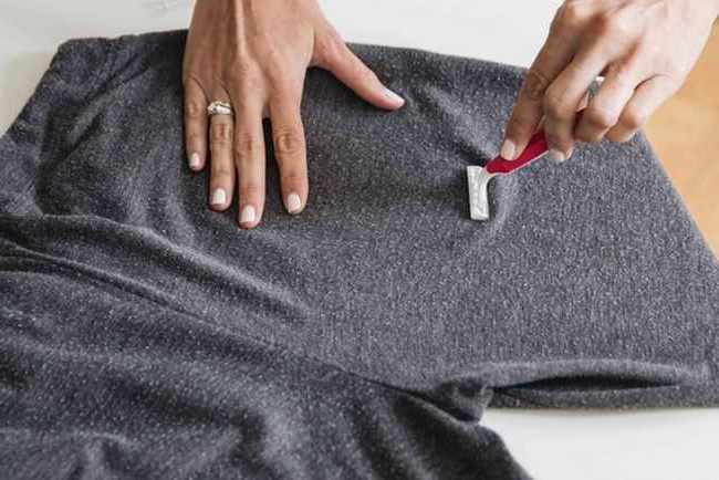 Пять простых способов убрать катышки с одежды если нет специальной машинки