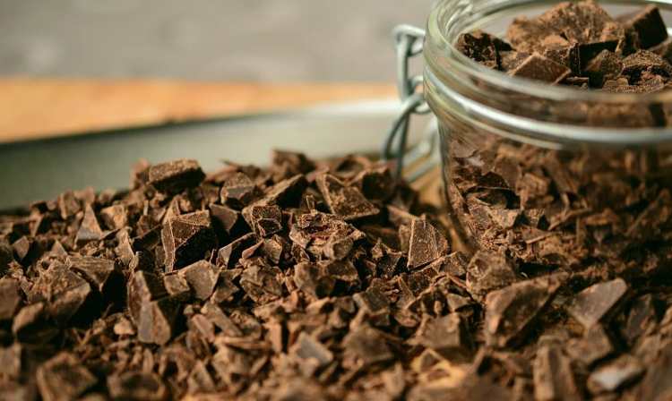 Понижает или поднимает Как влияет на давление темный шоколад