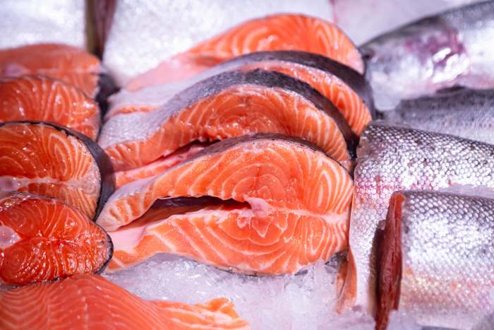 10 продуктов питания на которых никогда нельзя экономить Филе лосося содержит жирные кислоты омега-3 (фото: Freepik)