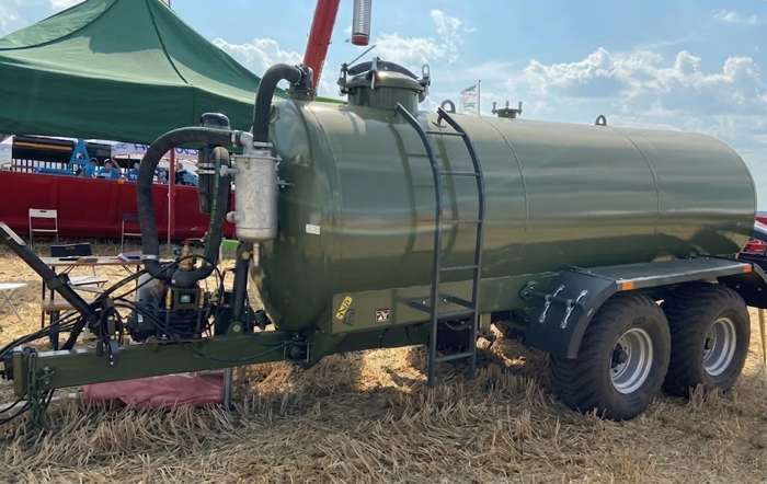 Бочки для води та добрив: мобільне забезпечення обприскувачів і польової логістики